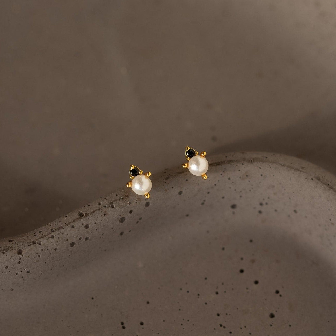 Elevated Elegance: Onyx and Pearl Stud Earrings 18K Gold